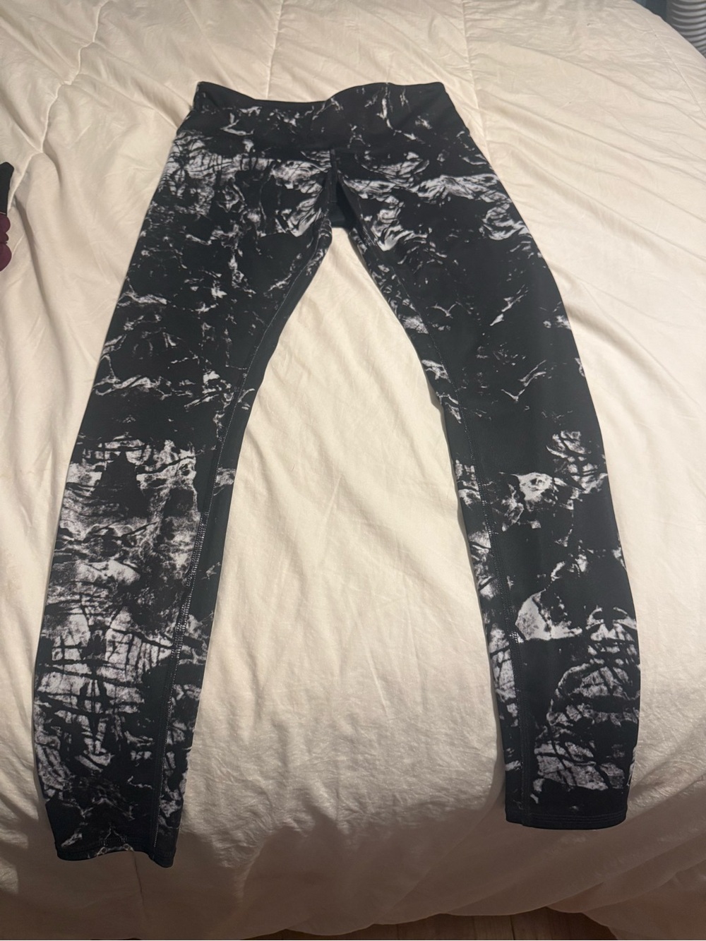 ALO Yoga Black and White Marble-Print Jeggings